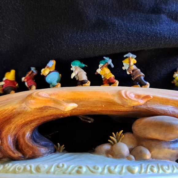 Disney  Showcase  Olszewski Story Time Snow White And The Seven Dwarfs  figurine - Picture 4 of 11